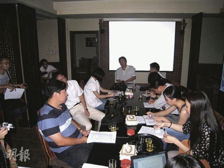 律師團的記者會被迫轉移會場,再遭斷電停冷氣,只能在黑暗的咖啡廳中舉行。(明報記者攝) 律師團的記者會被迫轉移會場,再遭斷電停冷氣,只能在黑暗的咖啡廳中舉行。(明報記者攝)