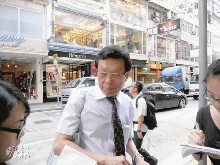 現居紅磡區的林先生表示,i·UniQ 譽·東的質素「唔錯」,價格亦可接受,他考慮買一個600多方呎單位作投資用途。(鄧雅各攝)現居於筲箕灣區的陳小姐表示,她在考慮是否會認購i·UniQ 譽·東一個單位,作為自住用途。(鄧雅各攝) 現居紅磡區的林先生表示,i·UniQ 譽·東的質素「唔錯」,價格亦可接受,他考慮買一個600多方呎單位作投資用途。(鄧雅各攝)現居於筲箕灣區的陳小姐表示,她在考慮是否會認購i·UniQ 譽·東一個單位,作為自住用途。(鄧雅各攝)