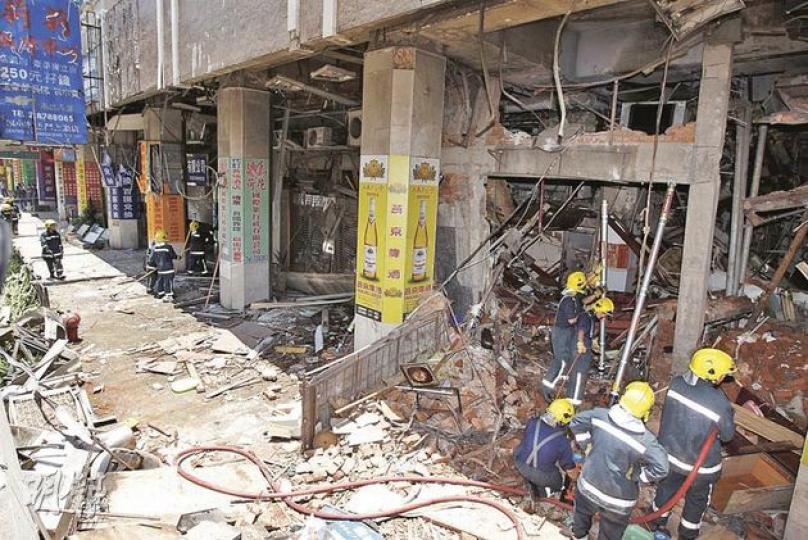 澳門「東北餐館」(右方)發生大爆炸後,連累隔壁數間商舖亦被震至一片頹垣敗瓦,當地消防員以支架支撐食肆頂部,以防樓宇塌下。(李紹昌攝)澳門消防員在爆炸食肆內搜出13罐家用石油氣罐,較當地法定上限超出逾2倍。(李紹昌攝)爆炸威力波及附近食肆及民居,有住戶的玻璃窗被氣流震至全部飛脫,居民表示考慮要求食肆賠償。(李紹昌攝) 澳門「東北餐館」(右方)發生大爆炸後,連累隔壁數間商舖亦被震至一片頹垣敗瓦,當地消防員以支架支撐食肆頂部,以防樓宇塌下。(李紹昌攝)澳門消防員在爆炸食肆內搜出13罐家用石油氣罐,較當地法定上限超出逾2倍。(李紹昌攝)爆炸威力波及附近食肆及民居,有住戶的玻璃窗被氣流震至全部飛脫,居民表示考慮要求食肆賠償。(李紹昌攝)