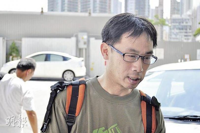葉父昨早到殮房認屍時一臉傷痛,他呼籲年輕人欺山莫欺水,郊遊時注意安全。(胡學能攝) 葉父昨早到殮房認屍時一臉傷痛,他呼籲年輕人欺山莫欺水,郊遊時注意安全。(胡學能攝)