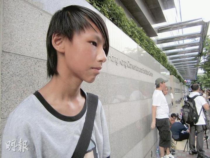 排頭位的15歲黃同學早於上星期三(20日)已到場守候,他表示會與數名朋友輪流排隊,並希望能搶購「越一」的限量瓷杯,並打算於討論區上放售。(梁杏怡攝)蔡先生是「天下」迷,連續第11年通宵排隊購買限量產品,他表示在動漫節認識了不少同好,相約輪流守候,「保安一定認得我們」。(梁杏怡攝) 排頭位的15歲黃同學早於上星期三(20日)已到場守候,他表示會與數名朋友輪流排隊,並希望能搶購「越一」的限量瓷杯,並打算於討論區上放售。(梁杏怡攝)蔡先生是「天下」迷,連續第11年通宵排隊購買限量產品,他表示在動漫節認識了不少同好,相約輪流守候,「保安一定認得我們」。(梁杏怡攝)