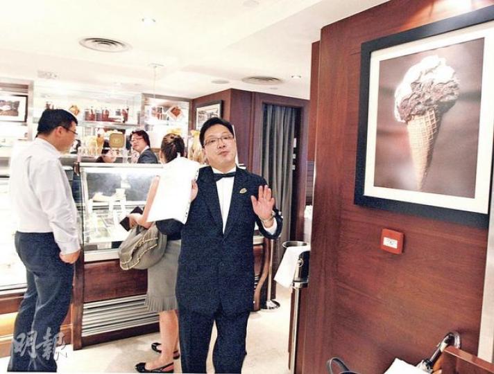 中環歷山大廈的COVA Caffe-Ristorante一款開心果味雪糕球檢出總含菌量超標,公司6月底接到通知時一度全線停售該款口味的雪糕球,第二次檢驗合格,現已重售。(李紹昌攝) 中環歷山大廈的COVA Caffe-Ristorante一款開心果味雪糕球檢出總含菌量超標,公司6月底接到通知時一度全線停售該款口味的雪糕球,第二次檢驗合格,現已重售。(李紹昌攝)