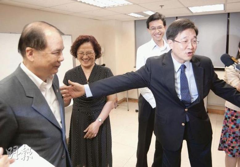 政制及內地事務局長林瑞麟(右一)及勞工及福利局長張建宗(左一)昨日「行孖咇」出席工聯會就遞補機制舉行的諮詢會,表現得甚為高興。左二為工聯會副會長林淑儀。(葉漢華攝) 政制及內地事務局長林瑞麟(右一)及勞工及福利局長張建宗(左一)昨日「行孖咇」出席工聯會就遞補機制舉行的諮詢會,表現得甚為高興。左二為工聯會副會長林淑儀。(葉漢華攝)