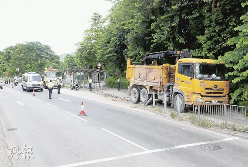 司機疑病發休克昏迷,泥頭車在無人駕駛下衝上行人路,幸未傷及其他駕駛者。(雲錦鋒攝)泥頭車司機開工猝死,親友趕到醫院獲悉噩耗,傷心不已。 (雲錦鋒攝) 司機疑病發休克昏迷,泥頭車在無人駕駛下衝上行人路,幸未傷及其他駕駛者。(雲錦鋒攝)泥頭車司機開工猝死,親友趕到醫院獲悉噩耗,傷心不已。 (雲錦鋒攝)