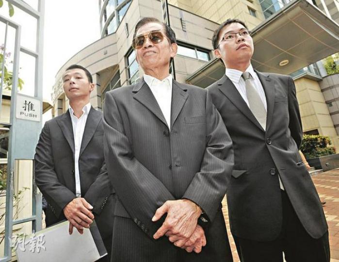 簡炳墀(中)涉在選舉中舞弊,他昨否認控罪,由兒子簡永輝(右)及10多名友人陪同離開法院。(余俊亮攝) 簡炳墀(中)涉在選舉中舞弊,他昨否認控罪,由兒子簡永輝(右)及10多名友人陪同離開法院。(余俊亮攝)