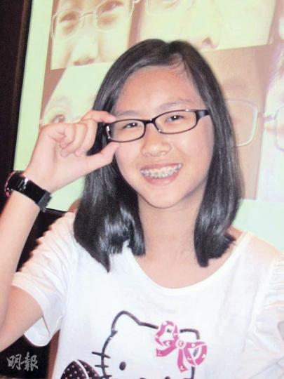 11歲的陳孟溱戴了「蔡司成長樂」約1個月,指戴此鏡片與其他鏡片感覺沒大分別。(林小詩攝) 11歲的陳孟溱戴了「蔡司成長樂」約1個月,指戴此鏡片與其他鏡片感覺沒大分別。(林小詩攝)
