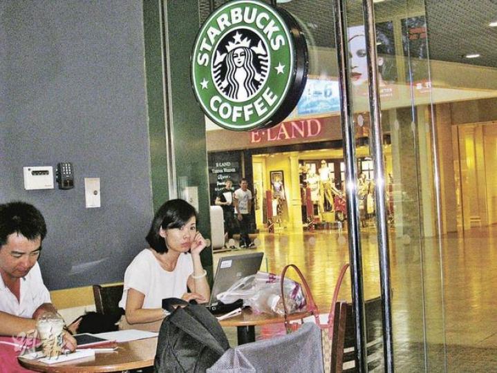 在王府井東方新天地星巴克咖啡店,用戶需用手機註冊後,獲得驗證碼後才可用Wi-Fi上網。(明報記者攝) 在王府井東方新天地星巴克咖啡店,用戶需用手機註冊後,獲得驗證碼後才可用Wi-Fi上網。(明報記者攝)