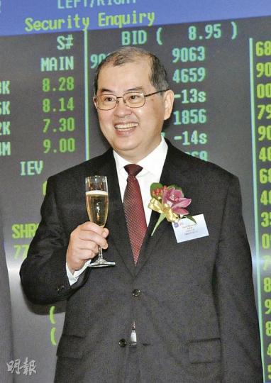 內地大賣場龍頭高鑫零售昨日掛牌,收市升幅達四成多,管理層笑逐顏開,圖為非執行主席鄭銓泰昨日出席上市儀式。(陳淑安攝) 內地大賣場龍頭高鑫零售昨日掛牌,收市升幅達四成多,管理層笑逐顏開,圖為非執行主席鄭銓泰昨日出席上市儀式。(陳淑安攝)