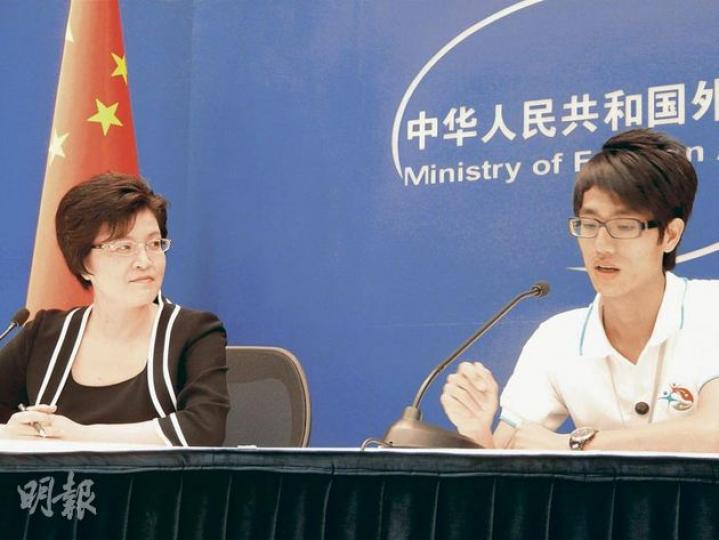 外交部發言人姜瑜(左)昨邀請嶺大一年級生余偉傑(右)上台扮外交部發言人,提醒學生記着「兩句話原則」,用最簡短的話,把想說的話說清楚。(鄭穎瑩攝) 外交部發言人姜瑜(左)昨邀請嶺大一年級生余偉傑(右)上台扮外交部發言人,提醒學生記着「兩句話原則」,用最簡短的話,把想說的話說清楚。(鄭穎瑩攝)