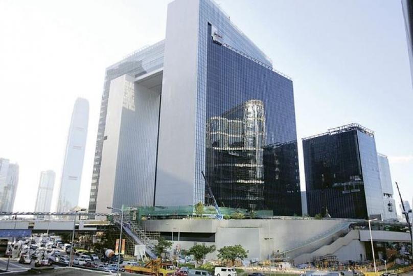 新政府總部及立法會大樓已屹立於「添馬艦」,不過內部仍在晝夜趕工,入伙未有期,其中商務及經濟發展局轄下的工商及旅遊科辦公室因租約期滿,被迫率先遷入「工地」。(郭慶輝攝) 新政府總部及立法會大樓已屹立於「添馬艦」,不過內部仍在晝夜趕工,入伙未有期,其中商務及經濟發展局轄下的工商及旅遊科辦公室因租約期滿,被迫率先遷入「工地」。(郭慶輝攝)