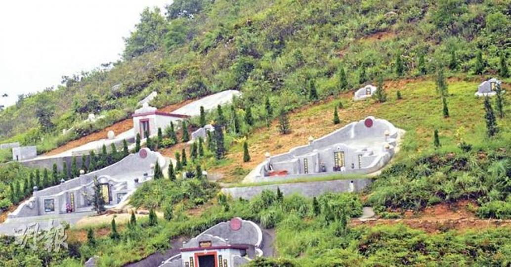 原居民山墳的面積或設計全無限制,三門仔山頭不少原居民山墳都大得堪稱「豪宅山墳」,部分更在墳邊山坡擅自設私家花園。(劉焌陶攝) 原居民山墳的面積或設計全無限制,三門仔山頭不少原居民山墳都大得堪稱「豪宅山墳」,部分更在墳邊山坡擅自設私家花園。(劉焌陶攝)