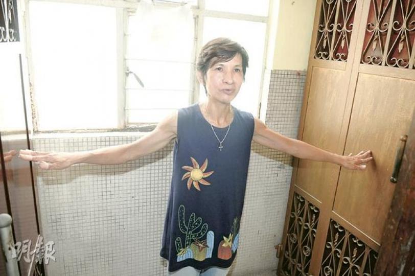 女事主陳太用手比劃疑人用近6呎長鐵枝,撐住其家門鐵閘(右)和對面鄰居鐵閘。陳太與子女一度無法在火警中開門逃生。(何朝財攝)元朗泰豐街縱火案發生前,女事主陳太前日曾發現有陌生男子在大廈出沒,疑人被查問即逃走,疑曾凌空從圖中右方大廈天台跳到左邊大廈天台逃去。(何朝財攝) 女事主陳太用手比劃疑人用近6呎長鐵枝,撐住其家門鐵閘(右)和對面鄰居鐵閘。陳太與子女一度無法在火警中開門逃生。(何朝財攝)元朗泰豐街縱火案發生前,女事主陳太前日曾發現有陌生男子在大廈出沒,疑人被查問即逃走,疑曾凌空從圖中右方大廈天台跳到左邊大廈天台逃去。(何朝財攝)
