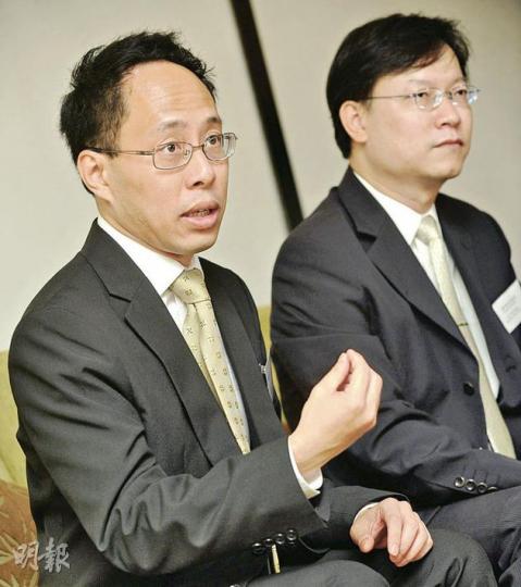 理文造紙首席執行官李文俊(左)表示,由於市場轉弱,今年經營會較往年困難。圖右為財務總監張國強。 (余俊亮攝) 理文造紙首席執行官李文俊(左)表示,由於市場轉弱,今年經營會較往年困難。圖右為財務總監張國強。 (余俊亮攝)