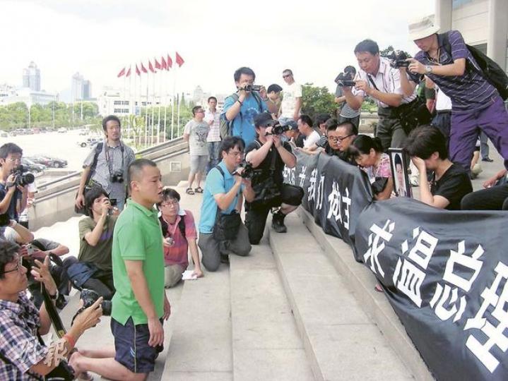 有自稱是普通市民的23歲張姓男子,上前向拉橫額抗爭的死者家屬下跪,稱「下跪是因為良知,看見生命結束,百姓應該了解真相,這是中國人應該做的」。(李泉攝) 有自稱是普通市民的23歲張姓男子,上前向拉橫額抗爭的死者家屬下跪,稱「下跪是因為良知,看見生命結束,百姓應該了解真相,這是中國人應該做的」。(李泉攝)