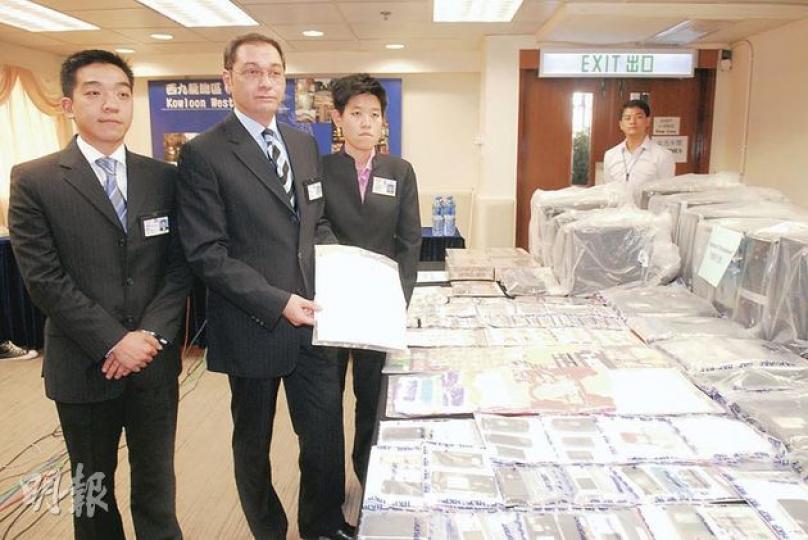 西九龍總區刑事總部警司盧國基(中)展示證物,指不法分子操控援交活動,抽佣可高達七成半。(何朝財攝)警方在行動中搜獲校服裙及泳衣等衣物,懷疑用來增加援交少女的身價。(何朝財攝) 西九龍總區刑事總部警司盧國基(中)展示證物,指不法分子操控援交活動,抽佣可高達七成半。(何朝財攝)警方在行動中搜獲校服裙及泳衣等衣物,懷疑用來增加援交少女的身價。(何朝財攝)