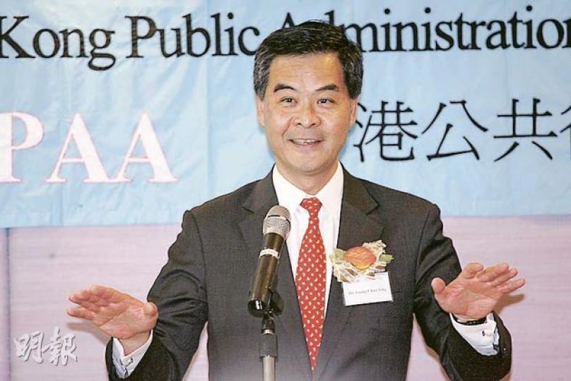 行政會議召集人梁振英昨日出席午餐會時表示,不認為王光亞說話針對特首,又稱公務員專業、能幹,而且與時並進。(郭慶輝攝) 行政會議召集人梁振英昨日出席午餐會時表示,不認為王光亞說話針對特首,又稱公務員專業、能幹,而且與時並進。(郭慶輝攝)