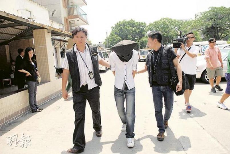 新界北重案組把網上祈福黨疑犯押返元朗村屋單位搜查。(梁琬珊攝) 新界北重案組把網上祈福黨疑犯押返元朗村屋單位搜查。(梁琬珊攝)
