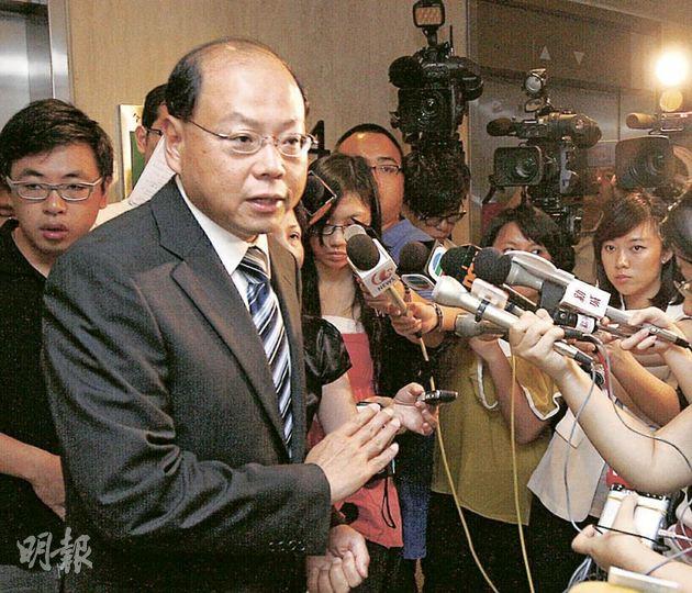 警務處長曾偉雄表示,警方正計劃引入電子指模系統取代現有以油墨套取指模,預計於2013年可正式使用。(李紹昌攝) 警務處長曾偉雄表示,警方正計劃引入電子指模系統取代現有以油墨套取指模,預計於2013年可正式使用。(李紹昌攝)