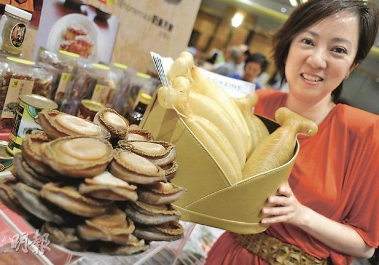 美食博覽今年首設「尊貴美食區」,海味店恒興行負責人廖淑雯表示,該店會售賣其手上所持、每斤38萬元的「蜘蛛肚」(大紅魚魚鰾),而在公眾區照樣有限量免費試食,包括在博覽首天會把兩隻日本七頭網鮑,分成20份供試食。(余俊亮攝)美心西餅在展覽期間推出新口味冰皮月餅,讓顧客自行在月餅上沾上朱古力漿,一盒4件賣98元。(余俊亮攝)海味店安記推出七折鮑魚盆菜,每盆折實468元。(余俊亮攝)(明報製圖)(明報製圖) 美食博覽今年首設「尊貴美食區」,海味店恒興行負責人廖淑雯表示,該店會售賣其手上所持、每斤38萬元的「蜘蛛肚」(大紅魚魚鰾),而在公眾區照樣有限量免費試食,包括在博覽首天會把兩隻日本七頭網鮑,分成20份供試食。(余俊亮攝)美心西餅在展覽期間推出新口味冰皮月餅,讓顧客自行在月餅上沾上朱古力漿,一盒4件賣98元。(余俊亮攝)海味店安記推出七折鮑魚盆菜,每盆折實468元。(余俊亮攝)(明報製圖)(明報製圖)