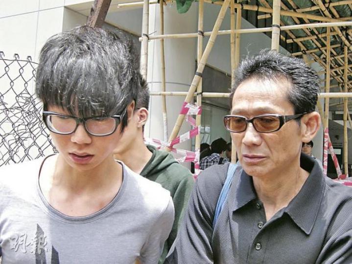 死者丈夫馮光皓(右)在庭上提及妻子時禁不住啜泣,與兒子(左)不停仔細追問庭上證人死者死因。(梁珮珊攝) 死者丈夫馮光皓(右)在庭上提及妻子時禁不住啜泣,與兒子(左)不停仔細追問庭上證人死者死因。(梁珮珊攝)