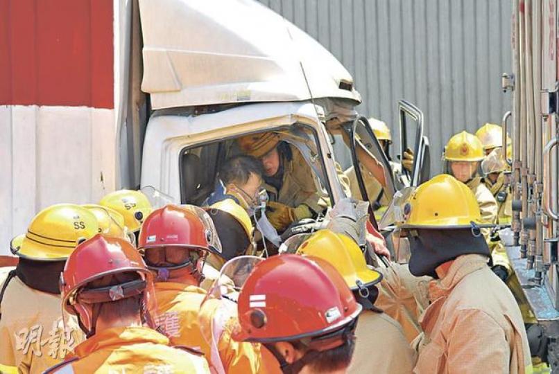 貨車司機夾腳被困,大批消防員登上車廂救人。(梁琬珊攝) 貨車司機夾腳被困,大批消防員登上車廂救人。(梁琬珊攝)