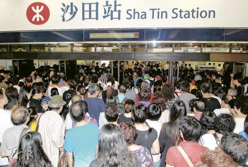 受墮軌事件影響,港鐵沙田站封閉近一小時,服務重開時有大批乘客爭先湧入車站。(雲錦鋒攝)跳軌男子頭爆手斷當場慘死,由於車底位置狹窄,消防員要等列車開走才能把屍體移出。(雲錦鋒攝) 受墮軌事件影響,港鐵沙田站封閉近一小時,服務重開時有大批乘客爭先湧入車站。(雲錦鋒攝)跳軌男子頭爆手斷當場慘死,由於車底位置狹窄,消防員要等列車開走才能把屍體移出。(雲錦鋒攝)