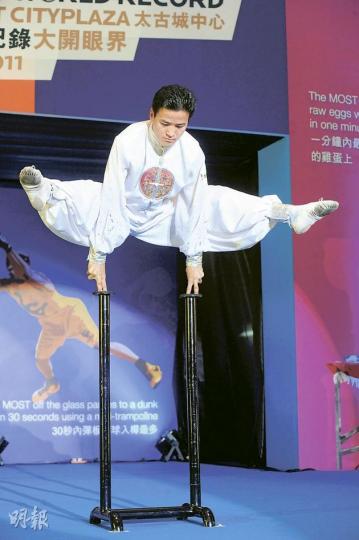 健力士世界紀錄「四指倒立平衡時間最長」保持者王巍堡,昨在太古城表演其苦練20年的絕技「二指禪」。(尹錦恩攝)不少人都會玩呼拉圈,但要同時轉動150個共重30多磅的呼拉圈,也許只有呼拉圈健力士世界紀錄保持者金琳琳才可做到。(尹錦恩攝) 健力士世界紀錄「四指倒立平衡時間最長」保持者王巍堡,昨在太古城表演其苦練20年的絕技「二指禪」。(尹錦恩攝)不少人都會玩呼拉圈,但要同時轉動150個共重30多磅的呼拉圈,也許只有呼拉圈健力士世界紀錄保持者金琳琳才可做到。(尹錦恩攝)