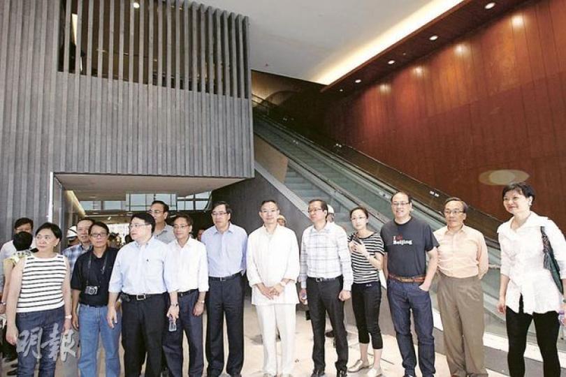 立法會十多名議員昨到新立法會大樓視察工程進度,發現大堂玻璃幕牆滲水。立法會主席曾鈺成稱,一旦逾期,或要押後至聖誕或新年期間才搬遷。(李紹昌攝) 立法會十多名議員昨到新立法會大樓視察工程進度,發現大堂玻璃幕牆滲水。立法會主席曾鈺成稱,一旦逾期,或要押後至聖誕或新年期間才搬遷。(李紹昌攝)