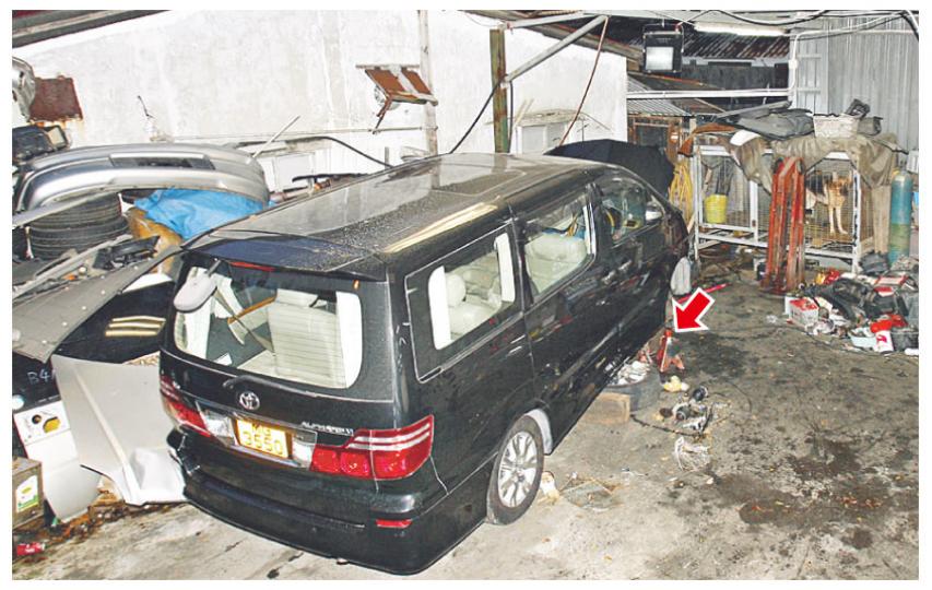 發生意外後,涉事的七人車底被放進木樁、鐵架及車輪頂起(箭嘴示),但未知是否屬意外後加上。(鍾炳然攝) 發生意外後,涉事的七人車底被放進木樁、鐵架及車輪頂起(箭嘴示),但未知是否屬意外後加上。(鍾炳然攝)