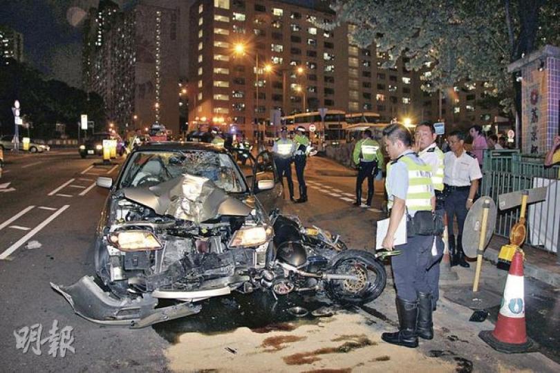 電單車和私家車迎頭相撞後均嚴重損毁,私家車更留下明顯電單車碰撞痕迹。(衛永康攝) 電單車和私家車迎頭相撞後均嚴重損毁,私家車更留下明顯電單車碰撞痕迹。(衛永康攝)