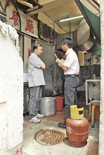 茶餐廳東主林先生(左)向機電署人員講述石油氣搶火經過。(梁琬珊攝) 茶餐廳東主林先生(左)向機電署人員講述石油氣搶火經過。(梁琬珊攝)