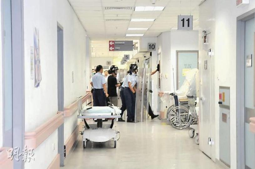 泰拳教練大鬧律敦治,10多名警員拿着盾牌及穿上防暴裝備到場,氣氛緊張。(林錫禮攝)警員把泰拳教練制服,再綁在牀上轉往東區醫院精神科診治。(林錫禮攝) 泰拳教練大鬧律敦治,10多名警員拿着盾牌及穿上防暴裝備到場,氣氛緊張。(林錫禮攝)警員把泰拳教練制服,再綁在牀上轉往東區醫院精神科診治。(林錫禮攝)