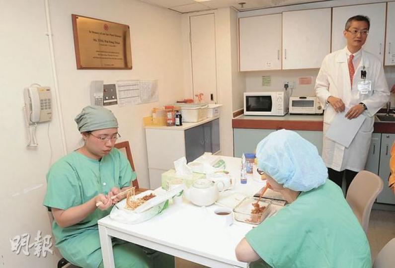 瑪麗醫院給手術室醫護人員休息的「茶房」只有100多呎,沒有窗,不知晝夜。盧寵茂(站者)替同事叫屈,說連一張沙發也沒有,根本稱不上休息室。原本茶房只容許換過綠色手術袍的人進內,但記者獲盧寵茂破例准許入內參觀。(陳淑安攝)(明報製圖) 瑪麗醫院給手術室醫護人員休息的「茶房」只有100多呎,沒有窗,不知晝夜。盧寵茂(站者)替同事叫屈,說連一張沙發也沒有,根本稱不上休息室。原本茶房只容許換過綠色手術袍的人進內,但記者獲盧寵茂破例准許入內參觀。(陳淑安攝)(明報製圖)
