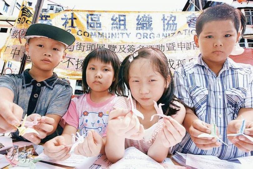 偉傑(左起)、楚夠、慧玲和俊煒都靠母親獨力照顧,他們希望母親可盡快取得單程證,以便安心留港照料他們。(李紹昌攝) 偉傑(左起)、楚夠、慧玲和俊煒都靠母親獨力照顧,他們希望母親可盡快取得單程證,以便安心留港照料他們。(李紹昌攝)