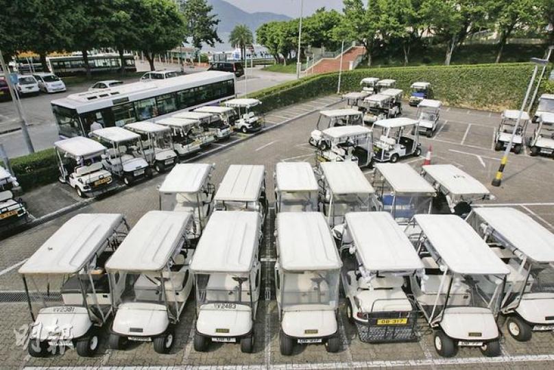 愉景灣碼頭附近的停車場,停泊了約40輛高球車,以目前200萬元一輛計算,停車場內的高球車總值8000萬元。(郭慶輝攝)不少愉景灣居民以高球車代步(前)。除特許車輛(後方)外,私家車不得駛入愉景灣,結果高球車供不應求,現在車價連牌價動輒逾200萬元。(郭慶輝攝)愉景灣居民劉靖瑋表示,原欲購高球車,但太貴令他卻步。(郭慶輝攝) 愉景灣碼頭附近的停車場,停泊了約40輛高球車,以目前200萬元一輛計算,停車場內的高球車總值8000萬元。(郭慶輝攝)不少愉景灣居民以高球車代步(前)。除特許車輛(後方)外,私家車不得駛入愉景灣,結果高球車供不應求,現在車價連牌價動輒逾200萬元。(郭慶輝攝)愉景灣居民劉靖瑋表示,原欲購高球車,但太貴令他卻步。(郭慶輝攝)