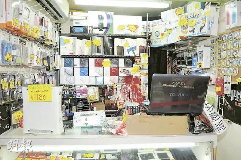 售賣電子遊戲機的店舖被淋油漆,部分貨物亦被染紅。(衛永康攝) 售賣電子遊戲機的店舖被淋油漆,部分貨物亦被染紅。(衛永康攝)