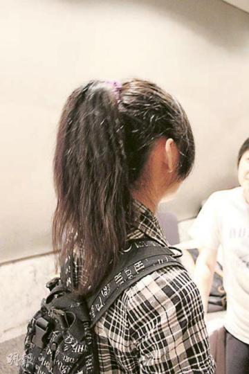 18歲的梁同學盼投身婚禮統籌行業,但讀畢展翅婚禮統籌以及美容化妝課程後,卻未能銜接相關在職培訓空缺,現於糖水舖當臨時工。(陳家俊攝) 18歲的梁同學盼投身婚禮統籌行業,但讀畢展翅婚禮統籌以及美容化妝課程後,卻未能銜接相關在職培訓空缺,現於糖水舖當臨時工。(陳家俊攝)