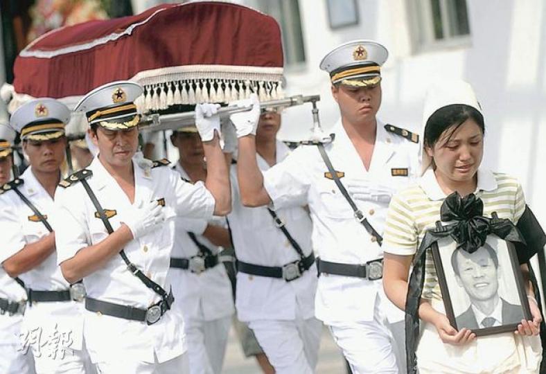 在溫州動車追撞意外死亡的郝乃剛昨日出殯,殯儀館方面舉行儀式,將靈柩送往火化。(余俊亮攝)在意外中失去4名親人的楊峰(右)及其外父為家人準備後事。 (余俊亮攝) 在溫州動車追撞意外死亡的郝乃剛昨日出殯,殯儀館方面舉行儀式,將靈柩送往火化。(余俊亮攝)在意外中失去4名親人的楊峰(右)及其外父為家人準備後事。 (余俊亮攝)