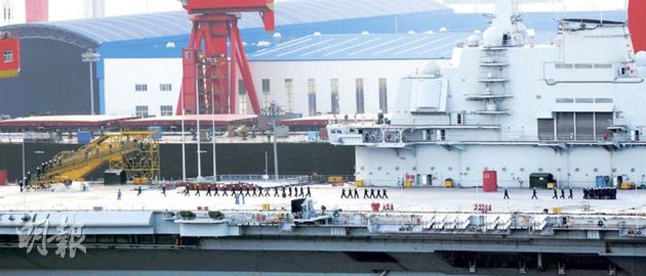 幾百名海軍官兵昨傍晚列隊登上瓦良格號航母,他們分成多支小隊,經軍官訓話後,開始演練,全程有官方媒體拍攝。(明報記者攝)瓦良格號的甲板及駕駛艙,昨晚都亮起照明燈,多名官兵在艦上的演練延續到深夜。(明報記者攝)停泊在大連港7年的瓦良格號,已大致完成修復,並加裝了大量設備,比如艦島頂部的相控陣雷達、艦尾的戰機降落指示燈,甲板邊緣更佈置了多台艦對空武器。(明報記者攝)(明報製圖) 幾百名海軍官兵昨傍晚列隊登上瓦良格號航母,他們分成多支小隊,經軍官訓話後,開始演練,全程有官方媒體拍攝。(明報記者攝)瓦良格號的甲板及駕駛艙,昨晚都亮起照明燈,多名官兵在艦上的演練延續到深夜。(明報記者攝)停泊在大連港7年的瓦良格號,已大致完成修復,並加裝了大量設備,比如艦島頂部的相控陣雷達、艦尾的戰機降落指示燈,甲板邊緣更佈置了多台艦對空武器。(明報記者攝)(明報製圖)
