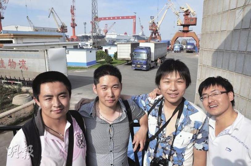 大批軍事迷聽聞瓦良格號試航在即,從全國各地湧到大連港一睹中國第一航母的風采。有軍事迷感嘆:「見它一面就滿足了!」(明報記者攝) 大批軍事迷聽聞瓦良格號試航在即,從全國各地湧到大連港一睹中國第一航母的風采。有軍事迷感嘆:「見它一面就滿足了!」(明報記者攝)