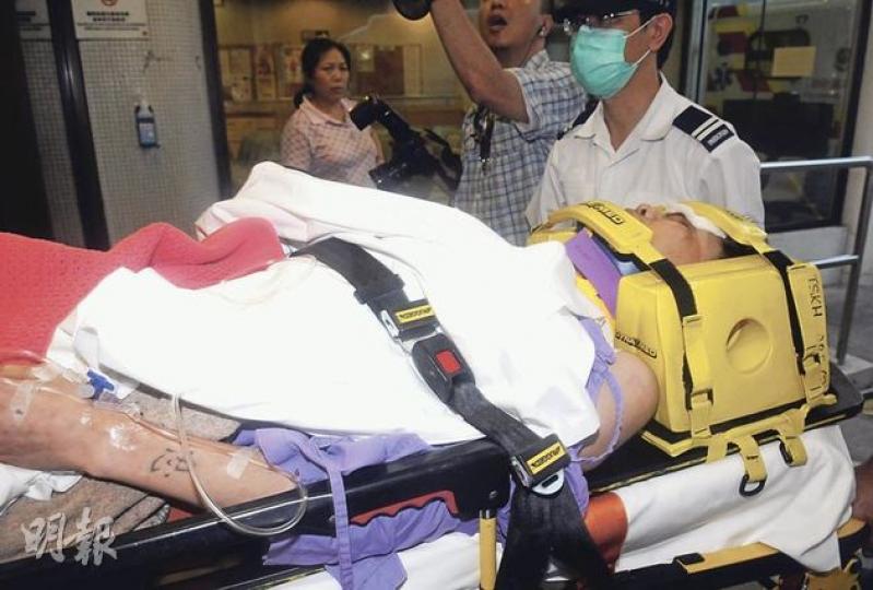 左手前臂紋了一個「忍」字的竊賊,與警員展開海陸追捕戰,被捕後出現低溫症徵狀,要送院治理。(蔡方山攝)(明報製圖) 左手前臂紋了一個「忍」字的竊賊,與警員展開海陸追捕戰,被捕後出現低溫症徵狀,要送院治理。(蔡方山攝)(明報製圖)