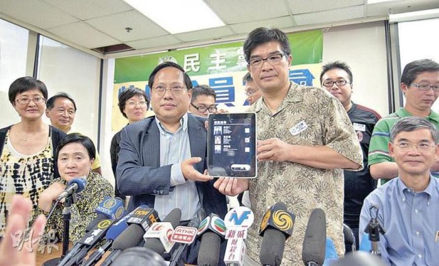 民主黨計劃在全港設置街站,為下屆特首選舉舉行初選。民主黨主席何俊仁(前排中)指參選是為了2017年普選特首作準備。右為副主席單仲偕。(葉漢華攝)(明報製圖)(明報製圖) 民主黨計劃在全港設置街站,為下屆特首選舉舉行初選。民主黨主席何俊仁(前排中)指參選是為了2017年普選特首作準備。右為副主席單仲偕。(葉漢華攝)(明報製圖)(明報製圖)