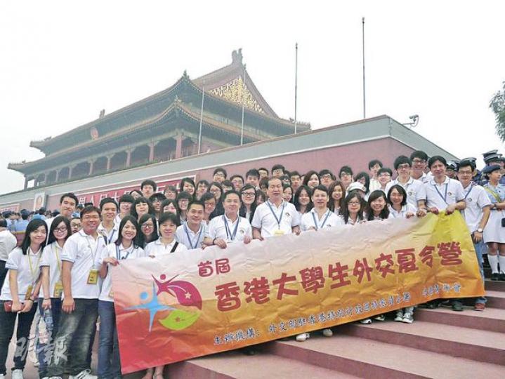 香港青年會首屆香港大學生外交夏令營昨日結束,參加學生在7天行程內,先後參觀天安門等北京名勝,更與港澳辦主席王光亞和外交部長楊潔篪會面,收穫甚豐。(鄭穎瑩攝)外交部港澳台司司長鄧中華(右)直言國務院人事部正研究港人加入外交部的「解決辦法」。圖左為外交部駐港特派員公署副特派員李元明。(鄭穎瑩攝)(明報製圖) 香港青年會首屆香港大學生外交夏令營昨日結束,參加學生在7天行程內,先後參觀天安門等北京名勝,更與港澳辦主席王光亞和外交部長楊潔篪會面,收穫甚豐。(鄭穎瑩攝)外交部港澳台司司長鄧中華(右)直言國務院人事部正研究港人加入外交部的「解決辦法」。圖左為外交部駐港特派員公署副特派員李元明。(鄭穎瑩攝)(明報製圖)