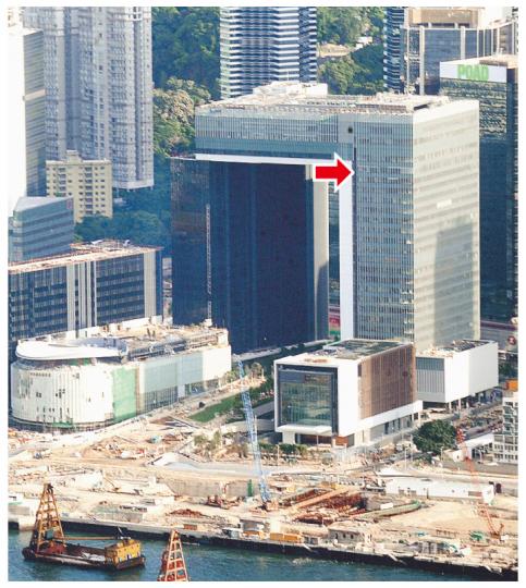 添馬艦新政府總部大樓已拆去棚架,門常開的設計已展現於維港前。商務及經濟發展局屬下的工商及旅遊科今日率先遷入西翼22樓及23樓辦公(箭嘴所示)。(劉焌陶攝)記者昨成功進入新政府總部辦公大樓東翼,見到多部電子「出入閘口」雖已裝好及已通電,但旁邊通道未密封,故仍未發揮到保安功能。(明報記者攝)商務及經濟發展局轄下工商及旅遊科的職員,昨日忙將物件由太古廣場的舊辦公室搬至新政府總部大樓。(尹錦恩攝) 添馬艦新政府總部大樓已拆去棚架,門常開的設計已展現於維港前。商務及經濟發展局屬下的工商及旅遊科今日率先遷入西翼22樓及23樓辦公(箭嘴所示)。(劉焌陶攝)記者昨成功進入新政府總部辦公大樓東翼,見到多部電子「出入閘口」雖已裝好及已通電,但旁邊通道未密封,故仍未發揮到保安功能。(明報記者攝)商務及經濟發展局轄下工商及旅遊科的職員,昨日忙將物件由太古廣場的舊辦公室搬至新政府總部大樓。(尹錦恩攝)