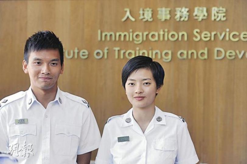 去年底獲聘為入境事務主任的張思雅(右)原從事會計,今年3月日本地震時被調派協助接聽市民求助電話;而曾從事傳媒工作的蔡文健(左)則調至港口管制組工作。(尹錦恩攝)入境處人員需於羈留中心工作,故學員受訓課程亦包括自衛及制服反抗的羈留人士。(尹錦恩攝) 去年底獲聘為入境事務主任的張思雅(右)原從事會計,今年3月日本地震時被調派協助接聽市民求助電話;而曾從事傳媒工作的蔡文健(左)則調至港口管制組工作。(尹錦恩攝)入境處人員需於羈留中心工作,故學員受訓課程亦包括自衛及制服反抗的羈留人士。(尹錦恩攝)