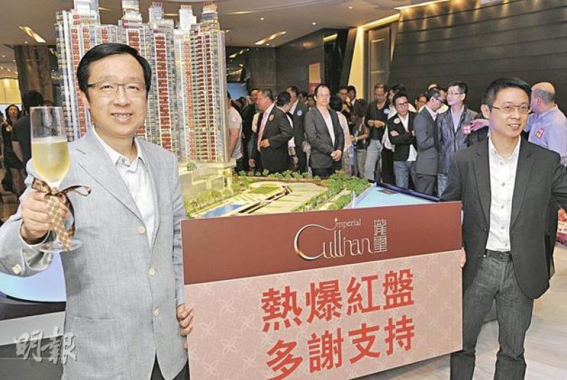 新地代理執行董事雷霆(左)、銷售及市務高級經理胡致遠(右),昨為瓏璽銷售「爆燈」舉杯慶賀。 (劉焌陶攝) 新地代理執行董事雷霆(左)、銷售及市務高級經理胡致遠(右),昨為瓏璽銷售「爆燈」舉杯慶賀。 (劉焌陶攝)