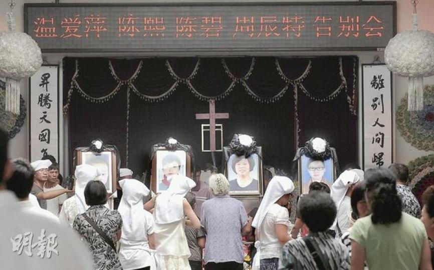 溫州動車意外中,楊峰失去4名家人,他們在昨日出殯,最右邊是楊峰妻子陳碧,之後依次序為陳母溫愛萍、妻姊陳熙及4歲外甥周辰特。(余俊亮攝) 溫州動車意外中,楊峰失去4名家人,他們在昨日出殯,最右邊是楊峰妻子陳碧,之後依次序為陳母溫愛萍、妻姊陳熙及4歲外甥周辰特。(余俊亮攝)
