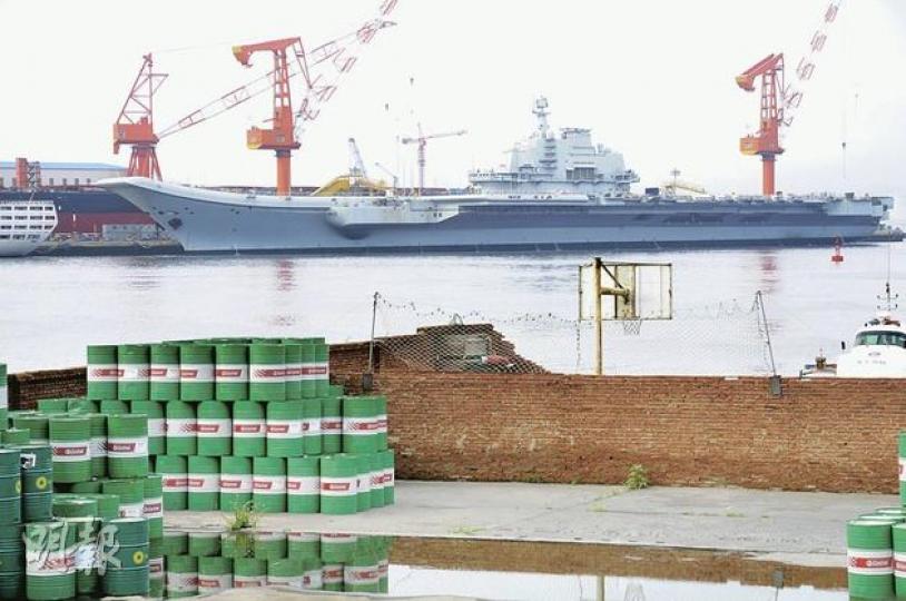 大連航母瓦良格號,對岸有一個海軍軍營及軍事碼頭,可近距離拍攝瓦良格號,但記者嘗試入內拍攝,被武警驅趕,指「是軍事禁區,絕對不能進!」(明報記者攝) 大連航母瓦良格號,對岸有一個海軍軍營及軍事碼頭,可近距離拍攝瓦良格號,但記者嘗試入內拍攝,被武警驅趕,指「是軍事禁區,絕對不能進!」(明報記者攝)