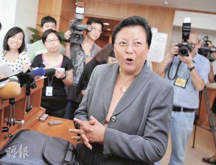 全國人大常委范徐麗泰昨出席特首施政報告諮詢後接受記者採訪達35分鐘,她說自己若決定參選特首,會拿出全套政綱,不會點點滴滴公布。(李澤彤攝) 全國人大常委范徐麗泰昨出席特首施政報告諮詢後接受記者採訪達35分鐘,她說自己若決定參選特首,會拿出全套政綱,不會點點滴滴公布。(李澤彤攝)
