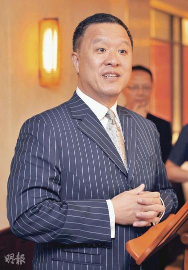 市區重建局主席張震遠昨與傳媒午餐聚會後,以個人身分表示支持梁振英擔任下屆特首,又讚揚梁振英對房屋、貧富懸殊及長者政策有清晰見解,認同梁的理念。(李澤彤攝)疑似特首候選人梁振英透過助理表示,多謝張震遠的支持,他會繼續努力服務社會。圖為梁昨晚出席解放軍建軍84周年招待會。(尹錦恩攝) 市區重建局主席張震遠昨與傳媒午餐聚會後,以個人身分表示支持梁振英擔任下屆特首,又讚揚梁振英對房屋、貧富懸殊及長者政策有清晰見解,認同梁的理念。(李澤彤攝)疑似特首候選人梁振英透過助理表示,多謝張震遠的支持,他會繼續努力服務社會。圖為梁昨晚出席解放軍建軍84周年招待會。(尹錦恩攝)